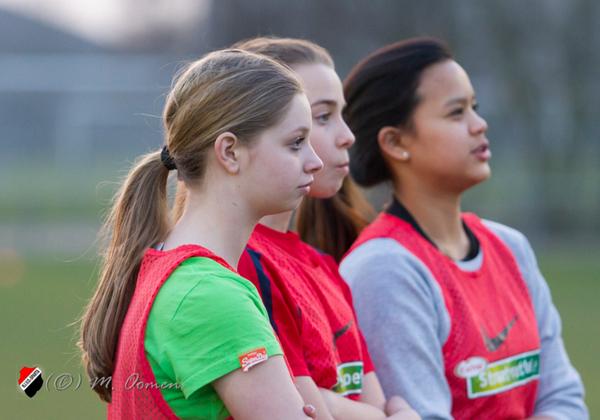 13-03-2014 eerste training meisjes