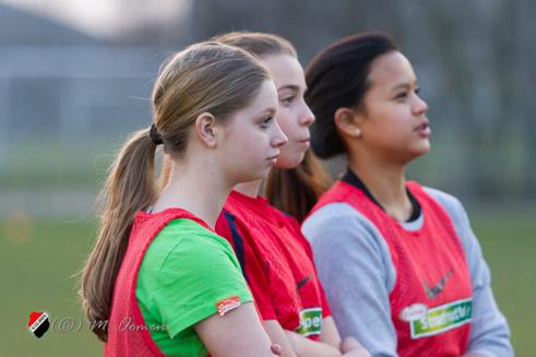 13-03-2014 eerste training meisjes